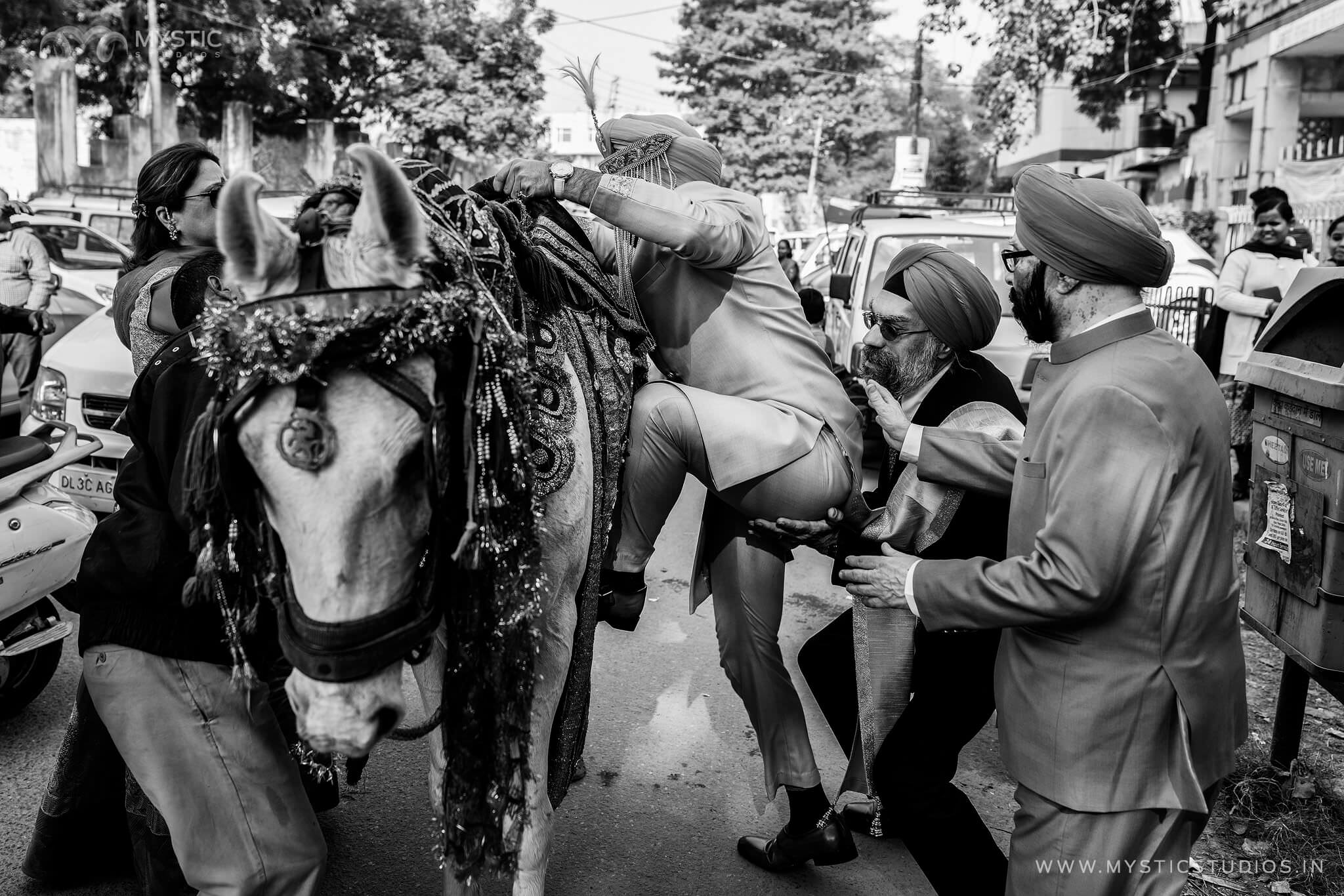 Candid-Delhi-destination-punjabi-Wedding-36