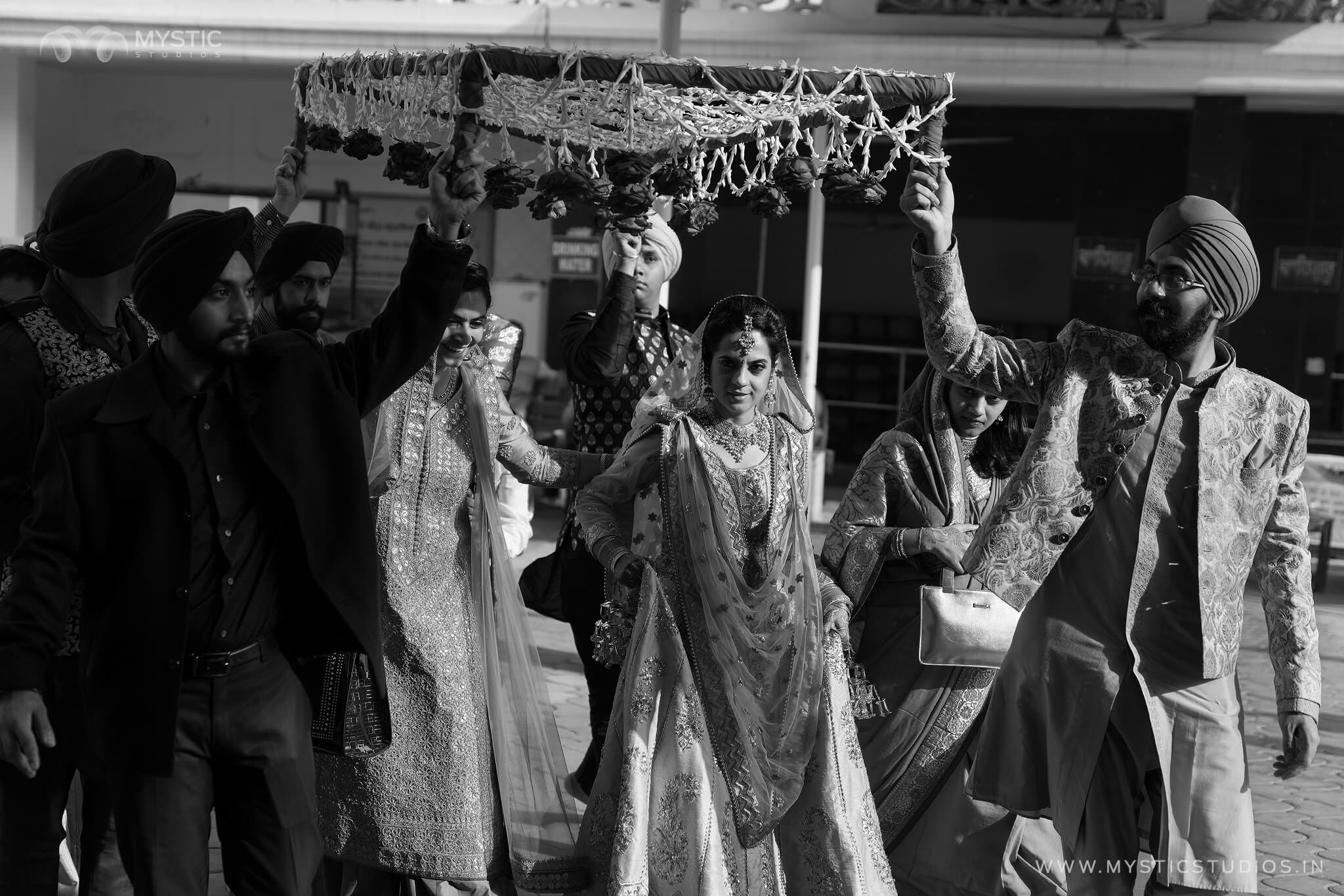 Candid-Delhi-destination-punjabi-Wedding-40