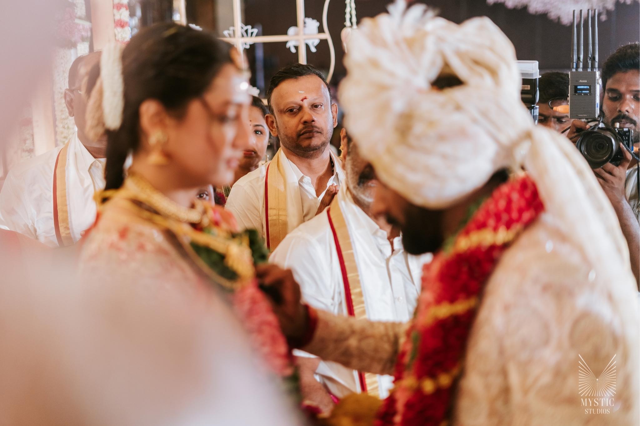 vedhika-shanmugam-pet-friendly-wedding-adani-mysticstudios-bigfatwedding-chennai-itcgrandchola-modern-wedding88